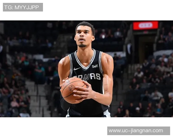 文班亚马全场数据耀眼却失误频繁13投7中斩获27分11篮板4助攻3抢断1盖帽